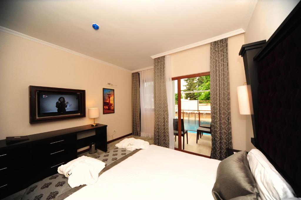 Deluxe Double Room Pool Access